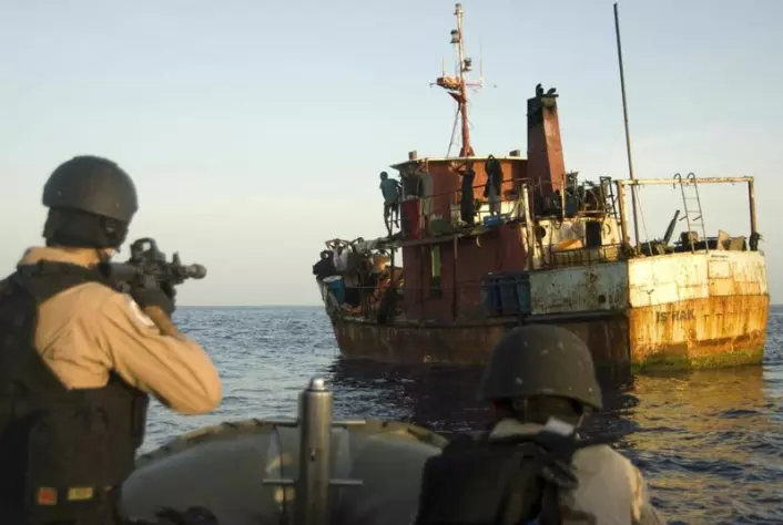 Amerikansk krigsskip border piratskip i Adenbukta (Foto: Eric L. Beauregard/U.S.Navy)