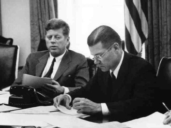 "Robert McNamara og John F. Kennedy. (Foto: errolmorris.com)" "Robert McNamara og John F. Kennedy. (Foto: errolmorris.com)"