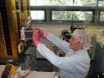 "NCUBE2 integreres i den større SSETI Express. Åge-Raymond Riise har vært med i prosjektet over flere år. Foto: ESA." "NCUBE2 integreres i den større SSETI Express. Åge-Raymond Riise har vært med i prosjektet over flere år. Foto: ESA."