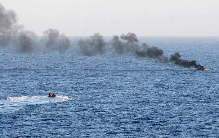 Piratsjekte i Adenbukta etter trefning med amerikansk krigsfartøy (Foto: Jason R. Zalasky/U.S.Navy)