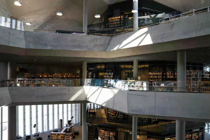 Seks etasjer med bøker i det nye biblioteket Deichman Bjørvika.