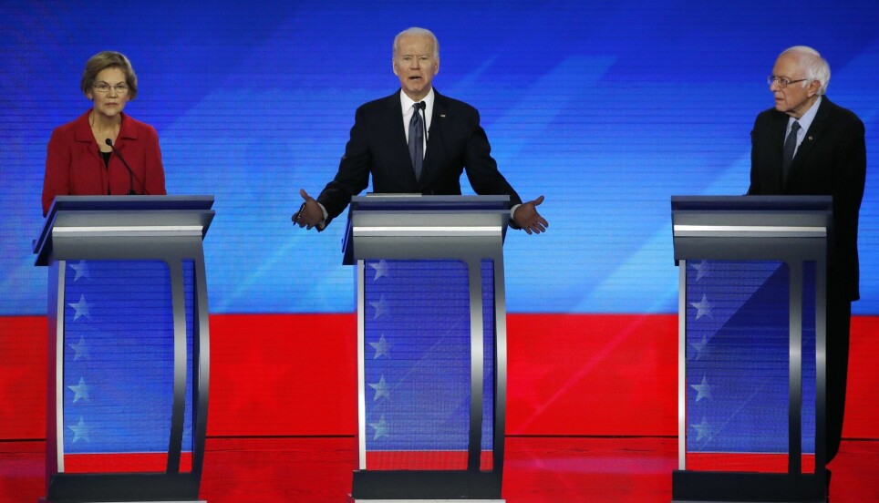 Tre godt voksne politikere fra demokratenes valg av presidentkandidat i 2020. Senator Elizabeth Warren (73 år i 2022) til venstre, President Joe Biden (79) i midten og senator Bernie Sanders (80) til høyre.