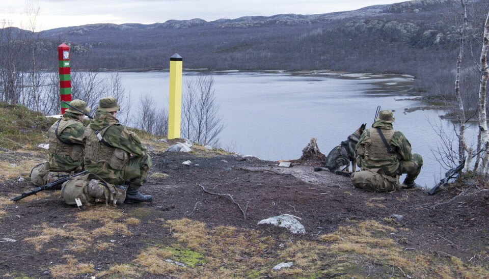 Soldater fra Garnisonen i Sør-Varanger vokter grensa mot Russland.