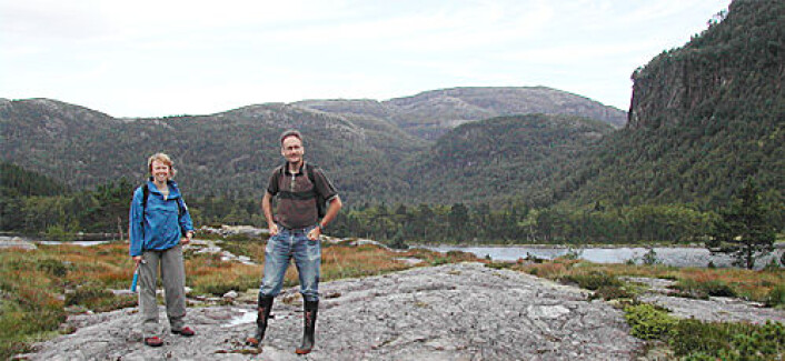 Elin Kalleson og Fridtjof Riis på besøk i Ritlandkrateret, som er 2,5 km i diameter og er 300–400 meter dyp. (Foto: Henning Dypvik) Elin Kalleson og Fridtjof Riis på besøk i Ritlandkrateret, som er 2,5 km i diameter og er 300–400 meter dyp. (Foto: Henning Dypvik)