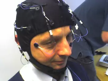 Med en slik EEG-hette målte hjerneaktiviteten hos en forsøkspersonene. (Foto: Øyvind Ellingsen, NTNU)