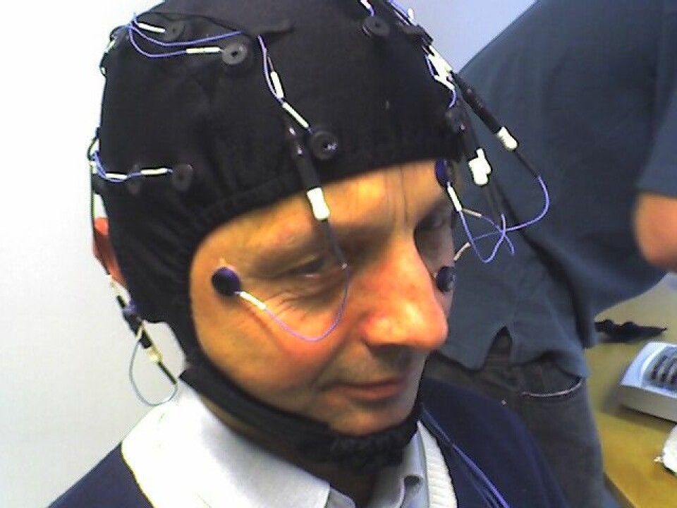 Med en slik EEG-hette målte hjerneaktiviteten hos en forsøkspersonene. (Foto: Øyvind Ellingsen, NTNU)