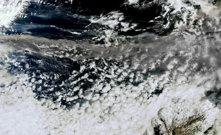 Dette bildet av vulkanskyen som sprer seg østover som et grått bånd ble tatt av den europeiske miljøovervåkningssatellitten Envisat 15. april 2010. (Foto: ESA) Dette bildet av vulkanskyen som sprer seg østover som et grått bånd ble tatt av den europeiske miljøovervåkningssatellitten Envisat 15. april 2010. (Foto: ESA)