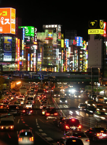 "Bydelen Shinjuku i Tokyo. (Foto: Zaida Montañana, GNU Free Documentation License, Version 1.2 )"