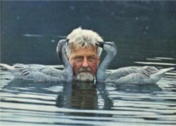 "Konrad Lorenz med sine gjess - som han arbeidet med hele livet. (Foto: Photobucket.com)" "Konrad Lorenz med sine gjess - som han arbeidet med hele livet. (Foto: Photobucket.com)"