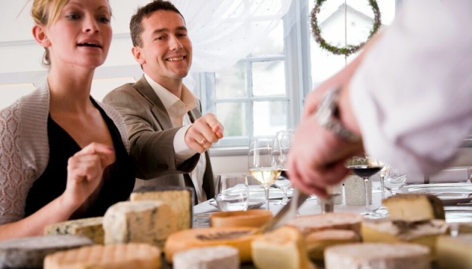 "Du og din nye kjæreste er på ostesmaking, og glefser i dere. Er dette begynnelsen på en oppadgående vektkurve? (Illustrasjonsfoto: www.colorbox.no)"
