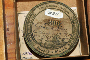 Esken inneholder aske fra vulkanen Askja og ble samlet inn i Trondheim i 1875. (Foto: NTNU Vitenskapsmuseet) Esken inneholder aske fra vulkanen Askja og ble samlet inn i Trondheim i 1875. (Foto: NTNU Vitenskapsmuseet)