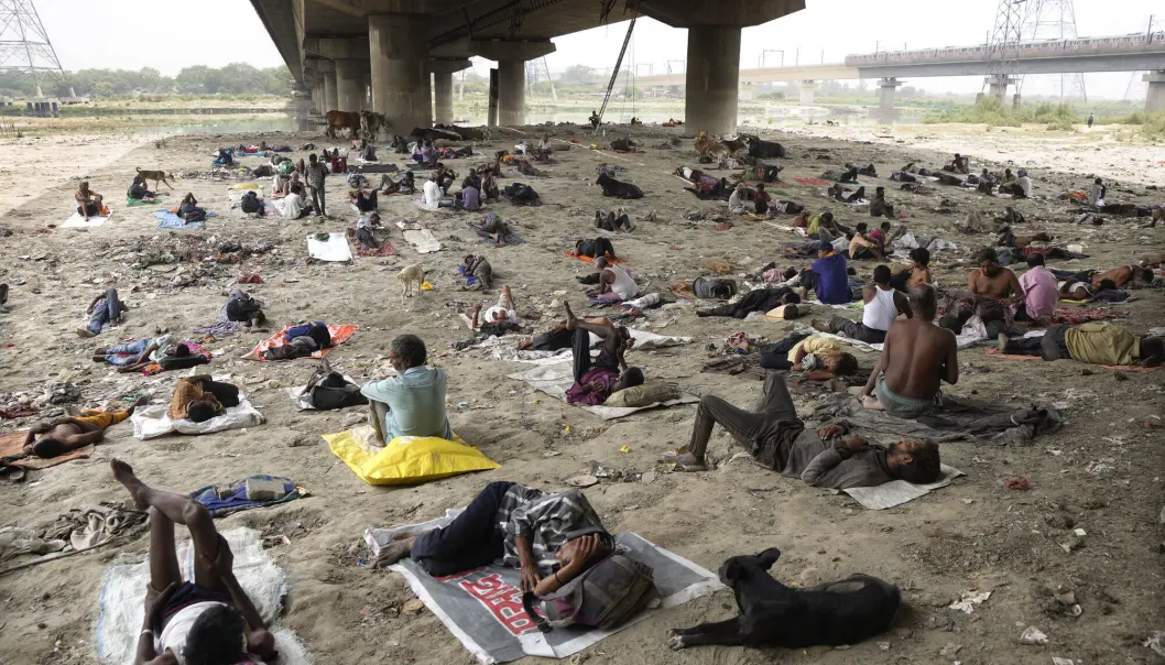 Hjemløse søker ly under en bro i et hetebølgerammet New Delhi i India. Hetebølgene forsterkes og blir verre av global oppvarming. Hjemløse søker ly under en bro i et hetebølgerammet New Delhi i India. Hetebølgene forsterkes og blir verre av global oppvarming.