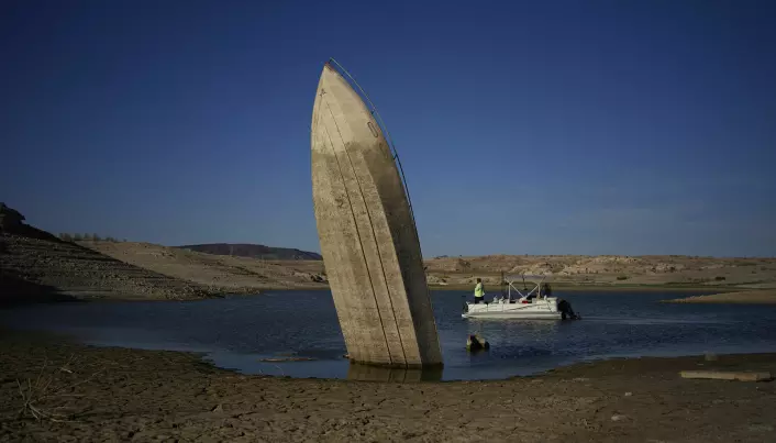 En sunket båt reiser seg igjen på Lake Mead nær Boulder City i Colorado. Vannstanden i Lake Mead har aldri vært så lav i de 80 årene som har gått siden den ble bygd.