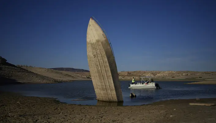 En sunket båt reiser seg igjen på Lake Mead nær Boulder City i Colorado. Vannstanden i Lake Mead har aldri vært så lav i de 80 årene som har gått siden den ble bygd. En sunket båt reiser seg igjen på Lake Mead nær Boulder City i Colorado. Vannstanden i Lake Mead har aldri vært så lav i de 80 årene som har gått siden den ble bygd.
