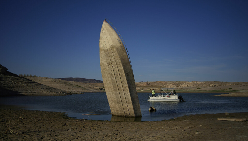 En sunket båt reiser seg igjen på Lake Mead nær Boulder City i Colorado. Vannstanden i Lake Mead har aldri vært så lav i de 80 årene som har gått siden den ble bygd.