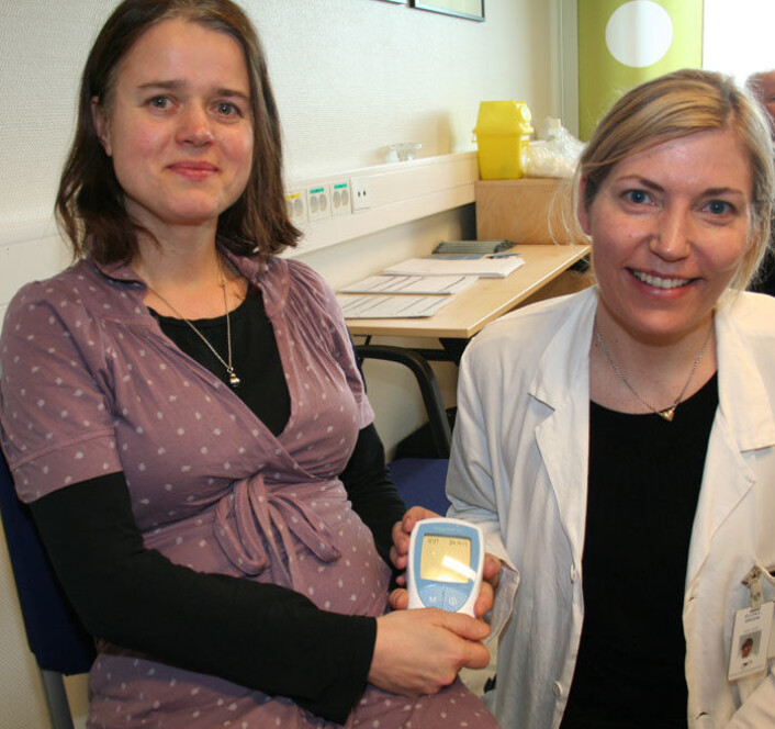 Kirsten Bergland Vold (t.v.) får opplæring i egenmåling og dosering av legemiddelet Marevan. Prosjektansvarlig lege Ellen E. Brodin ved Universitetssykehuset Nord-Norge til høyre. (Foto: Asle Rønning) Kirsten Bergland Vold (t.v.) får opplæring i egenmåling og dosering av legemiddelet Marevan. Prosjektansvarlig lege Ellen E. Brodin ved Universitetssykehuset Nord-Norge til høyre. (Foto: Asle Rønning)