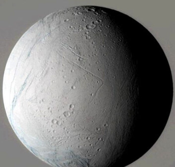 "Den 9. mars 2005 suste romsonden Cassini tett forbi Saturns måne Enceladus. Kameraene om bord knipset unike bilder av klodens snødekte overflate. De eldste delene av månen er pepret med krater, mens de yngre områdene har digre tektoniske rygger og kløfter. Små variasjoner i fargenyansene kan tyde på at iskornene som dekker Enceladus har forskjellig størrelse i de ulike geografiske områdene." "Den 9. mars 2005 suste romsonden Cassini tett forbi Saturns måne Enceladus. Kameraene om bord knipset unike bilder av klodens snødekte overflate. De eldste delene av månen er pepret med krater, mens de yngre områdene har digre tektoniske rygger og kløfter. Små variasjoner i fargenyansene kan tyde på at iskornene som dekker Enceladus har forskjellig størrelse i de ulike geografiske områdene."