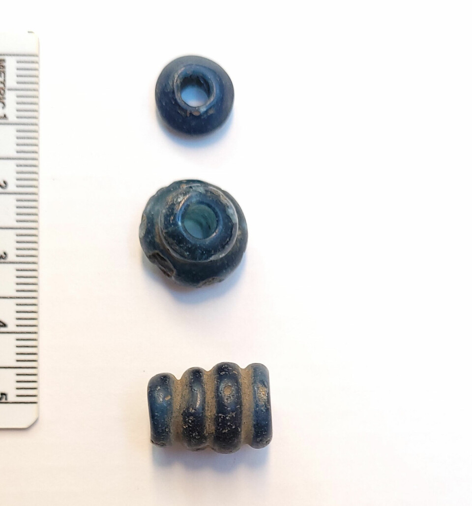 De tre blå glassperlene til Frafjord-kvinnen er fra eldre jernalder og dermed flere hundre år eldre enn de andre perlene.