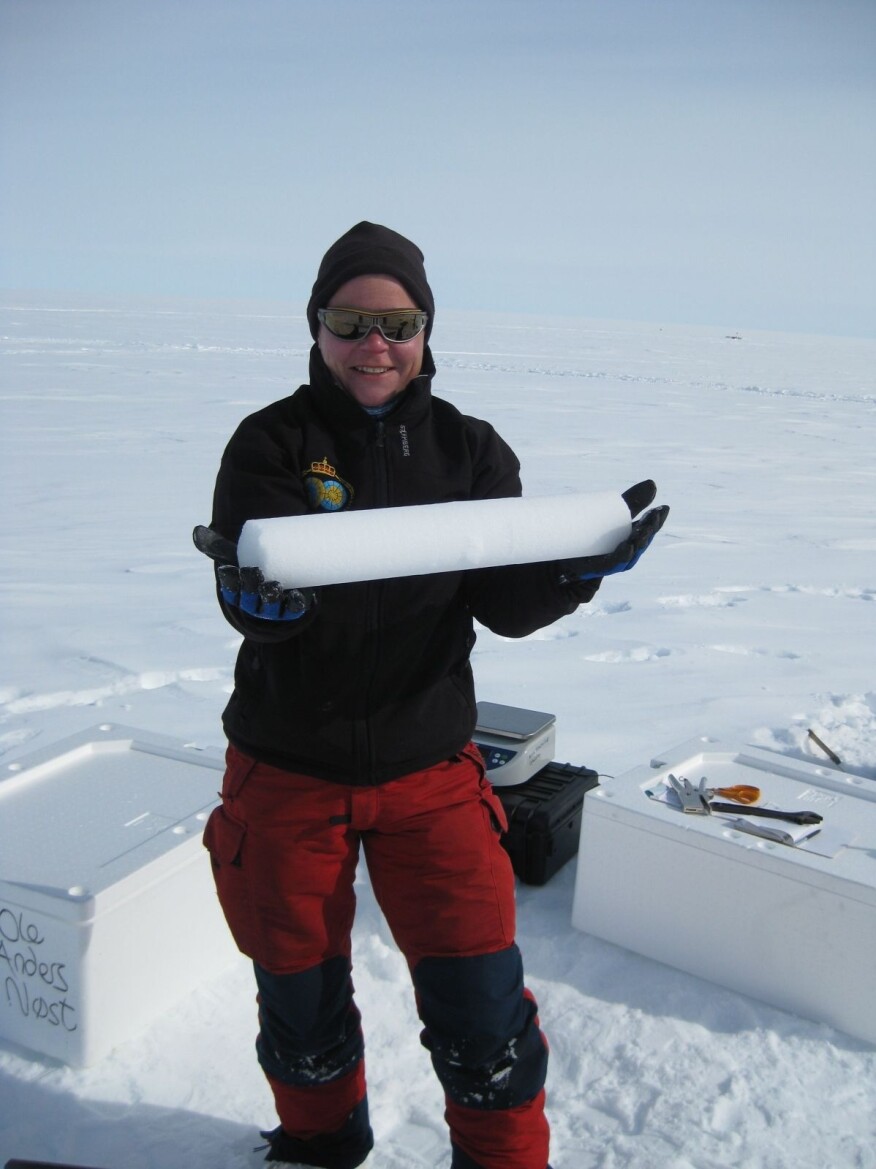 Forsker Helgard Anschütz med iskjerne fra Antarktis. (Foto: Elisabeth Isaksson / Norsk Polarinstitutt) Forsker Helgard Anschütz med iskjerne fra Antarktis. (Foto: Elisabeth Isaksson / Norsk Polarinstitutt)
