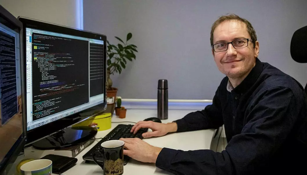 The Institute of Marine Research is working across disciplines to adopt artificial intelligence. Here computer scientist Endre Moen is at his desk.
