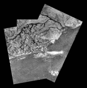 "Her ser du en bildemosaikk av tre fotografier med en masse detaljer. Du ser en åsrygg som er rundt 100 meter høy, elveleier som samler seg i noe som ligner et elvedelta, og et mørkere, flatere og lavere område. (Foto: ESA/NASA/JPL/University of Arizona)"