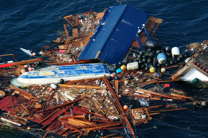 Restene etter tsunamiens ødeleggelser kan flyte rundt på havet i mange år. Bildet er tatt 13. mars. (Foto: U.S. Navy/Class Alexander Tidd)