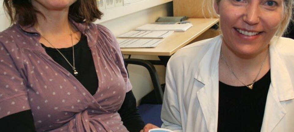 Kirsten Bergland Vold (t.v.) får opplæring i egenmåling og dosering av legemiddelet Marevan. Prosjektansvarlig lege Ellen E. Brodin ved Universitetssykehuset Nord-Norge til høyre. (Foto: Asle Rønning)