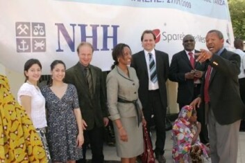 NHH-professorene Kjetil Bjorvatn (t.v.) og Bertil Tungodden var til stede under avgangsseremonien i Dar es Salaam. (Foto: Sigrid Folkestad) NHH-professorene Kjetil Bjorvatn (t.v.) og Bertil Tungodden var til stede under avgangsseremonien i Dar es Salaam. (Foto: Sigrid Folkestad)