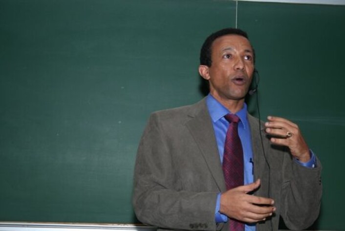 Yohannes Haile-Selaisse er en engasjert foreleser. Han mener at fossiler av den siste felles stamform mellom menneske og sjimpanser i prinsippet kan finnes hvor som helst. Øst-Afrika er imidlertid mest sannsynlig. (Foto: Asle Rønning) Yohannes Haile-Selaisse er en engasjert foreleser. Han mener at fossiler av den siste felles stamform mellom menneske og sjimpanser i prinsippet kan finnes hvor som helst. Øst-Afrika er imidlertid mest sannsynlig. (Foto: Asle Rønning)