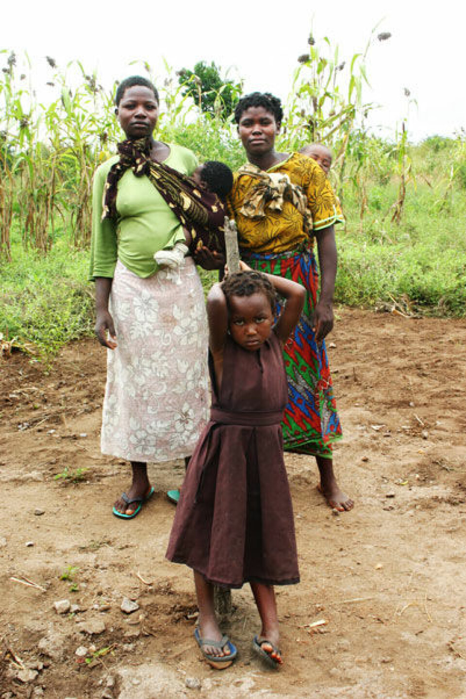 Maria Nankhoma John, Angela Nachisale Membe og niesen Maria Nyimbiri har kommet for å hente vann ved den nye UNICEF-finansierte brønnen. (Foto: Teresa Grøtan)