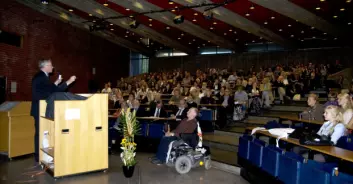 "Foran et fullsatt auditorium fortalte Frans de Waal om dyrenes medfølese og sosiale evner. (Foto: Hanne Jakobsen)"