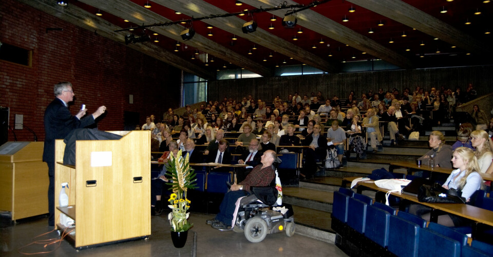 'Foran et fullsatt auditorium fortalte Frans de Waal om dyrenes medfølese og sosiale evner. (Foto: Hanne Jakobsen)'