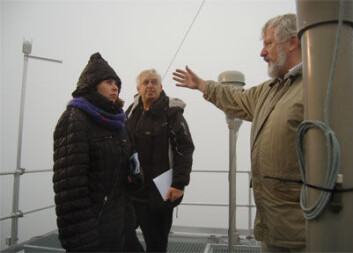 Hustrig ekspedisjon: Harald Willoch ved NILU (til høyre) viser instrumenter på taket av observatoriet. Liv Schanche fra NIVA og stasjonsholder Olav Lien følger med. Hustrig ekspedisjon: Harald Willoch ved NILU (til høyre) viser instrumenter på taket av observatoriet. Liv Schanche fra NIVA og stasjonsholder Olav Lien følger med.