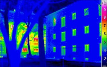 Den mørke fargen på termogrammet, et bilde tatt med et varmefølsomt kamera, av passivhus (til høyre) viser hvor lite varme som unnslipper sammenlignet med en tradisjonell bygning (til venstre). (Foto: Wikimedia Commons) Den mørke fargen på termogrammet, et bilde tatt med et varmefølsomt kamera, av passivhus (til høyre) viser hvor lite varme som unnslipper sammenlignet med en tradisjonell bygning (til venstre). (Foto: Wikimedia Commons)