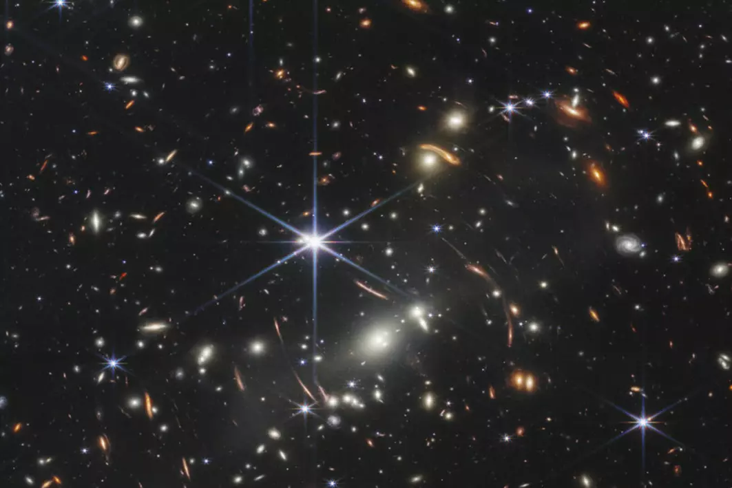 Bildet fra Nasa viser galakseklyngen SMACS 0723 og er fanget av romteleskopet James Webb. Dette er det første bildet fra den dette teleskopet, som er laget for å se langt tilbake i tid.