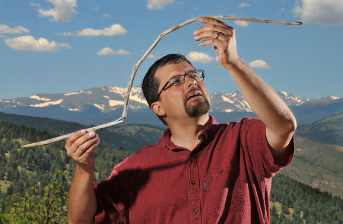 Forsker Craig Lee holder et 10 000 år gammel spyd i hendene. Spydet ble funnet i en smeltende flekk med permanent snø i Rocky Mountains. Det har blitt bøyd og nesten brukket mens det har ligget i isen, men er ellers godt bevart. (Foto: Casey A. Cass/University of Colorado) Forsker Craig Lee holder et 10 000 år gammel spyd i hendene. Spydet ble funnet i en smeltende flekk med permanent snø i Rocky Mountains. Det har blitt bøyd og nesten brukket mens det har ligget i isen, men er ellers godt bevart. (Foto: Casey A. Cass/University of Colorado)