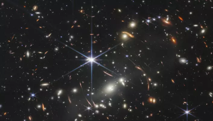 Bildet som Nasa offentliggjorde mandag, viser galakseklyngen SMACS 0723 og er tatt av romteleskopet James Webb. Dette er det første bildet fra dette teleskopet, som er laget for å se langt tilbake i tid.