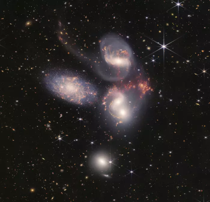 Denne presentasjonen av galaksesamlingen Stephans kvintett er satt sammen av nesten 1.000 enkeltbilder, ifølge Nasa.