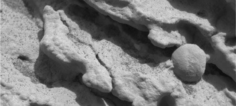 'Kulene tyter ut av grunnfjellet. (Foto: NASA/JPL/Cornell/USGS)'