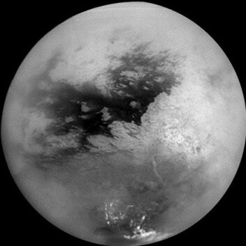 "Dette er Titan sett fra Huygens' moderskip Cassini, satt sammen av flere forskjellige bilder. (Foto: NASA/JPL/Space Science Institute)" "Dette er Titan sett fra Huygens' moderskip Cassini, satt sammen av flere forskjellige bilder. (Foto: NASA/JPL/Space Science Institute)"