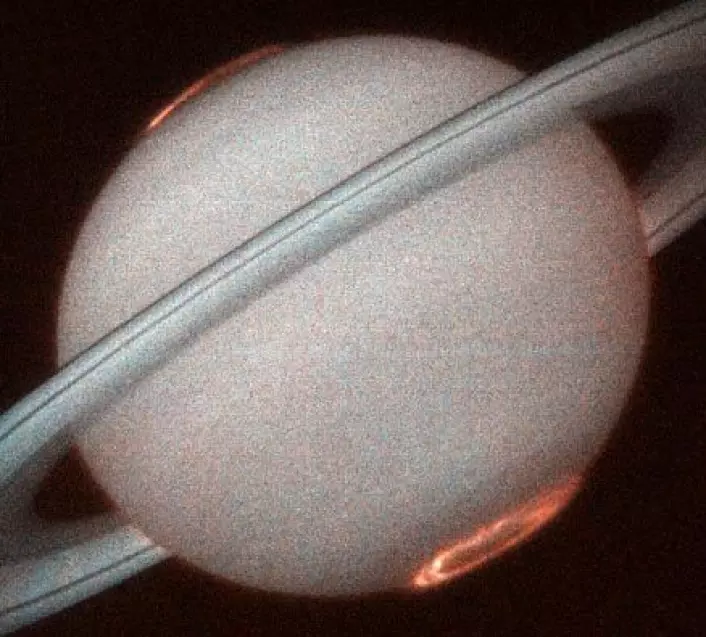 "Nordlys og sørlys ved Saturns poler. (Foto: NASA/ESA/Hubble)"