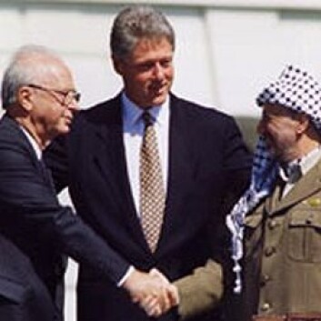 "Yitzhak Rabin, Bill Clinton og Yasser Arafat ved signeringen av Osloavtalen i 1993, som var et forsøk på å skape fred i Midtøsten. (Kilde: Wikimedia Commons)" "Yitzhak Rabin, Bill Clinton og Yasser Arafat ved signeringen av Osloavtalen i 1993, som var et forsøk på å skape fred i Midtøsten. (Kilde: Wikimedia Commons)"