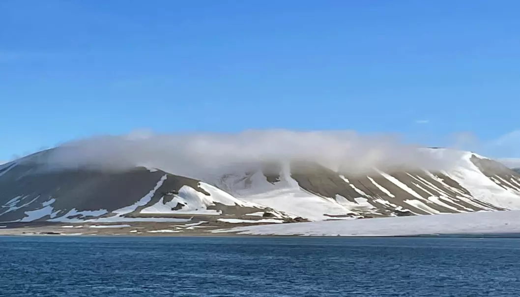 Hjemreisen gikk gjennom naturskjønne omgivelser i Hinlopen, her med Hinlopenbreen til høyre og Slottsjøkulen innhyllet i skyer.