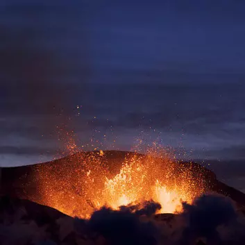 Utbruddet ved Eyjafjallajökull. Bildet er tatt 27. mars 2010. (Foto: Boaworm/Wikimedia Commons)