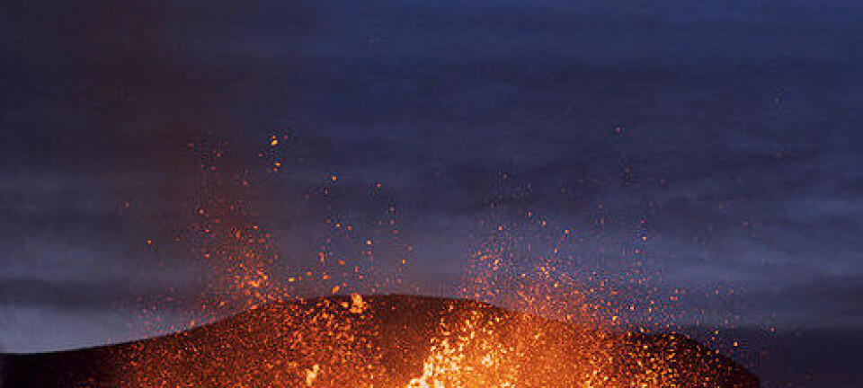 Utbruddet ved Eyjafjallajökull. Bildet er tatt 27 mars 2010. (Foto: Boaworm/Wikimedia Commons se lisens her)