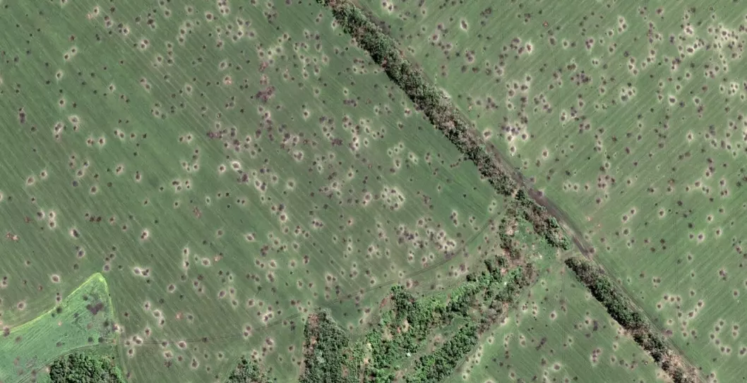 Kratere etter artillerigranater utenfor Slovjansk i Ukraina, sett fra satellitten WorldView-2. (Bilde: MAXAR Technologies)