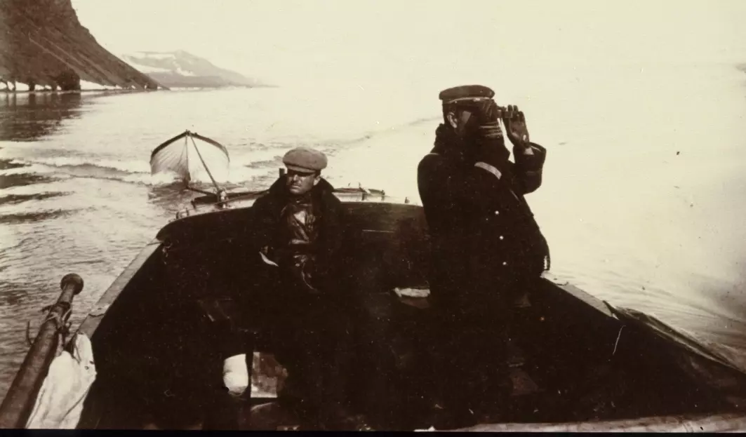 Fyrst Albert I av Monaco (med kikkert) sammen med en ikke navngitt person, under ekspedisjonen til Svalbard i 1907. Bildet er tatt i Krossfjorden ved Ny-Ålesund, der bysten av ham og Gunnar Isachsen skal plasseres.