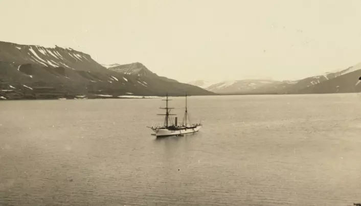 Fartøyet «Princesse Alice» i Grønfjorden i 1907, på ekspedisjon finansiert av fyrst Albert av Monaco og ledet av Kaptein Gunnar Isachsen.