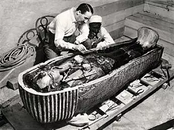 Arkeologen Howard Carter fant graven i 1922 og åpnet den i februar 1923. Her avdekkes den innerste kisten til Tutankhamon, lagd av 110 kilo rent gull, innsatt med farget glass og edelstener. Deretter fulgte to menneskeformede kister til, av gullforgylt tre. Disse var plassert inni en rektangulær sarkofag hugget ut av rød kvartsitt, igjen omgitt av fire sarkofager i forgylt tre. Den største er på størrelse med en liten garasje.