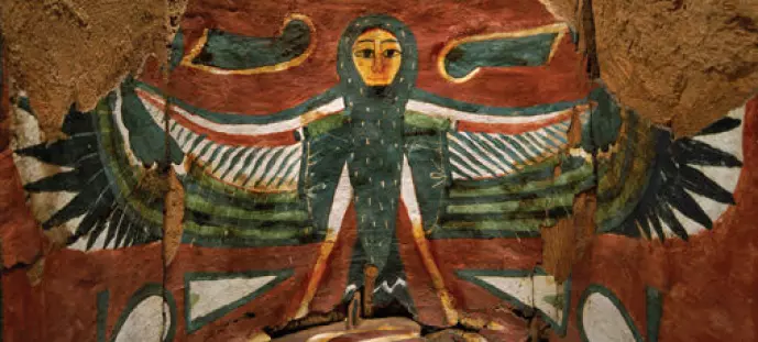 Egypterne framstilte menneskets sjel som en menneskehodet fugl. Bildet er fra mumiekisten til hun forskerne tror er den lille jenta Ankhsenmut, som døde alt for ung. Bildet finnes på Kulturhistorisk museum.